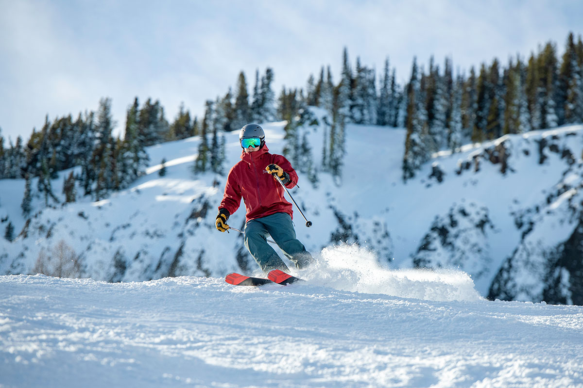 Intermediate skis (turning in light powder)